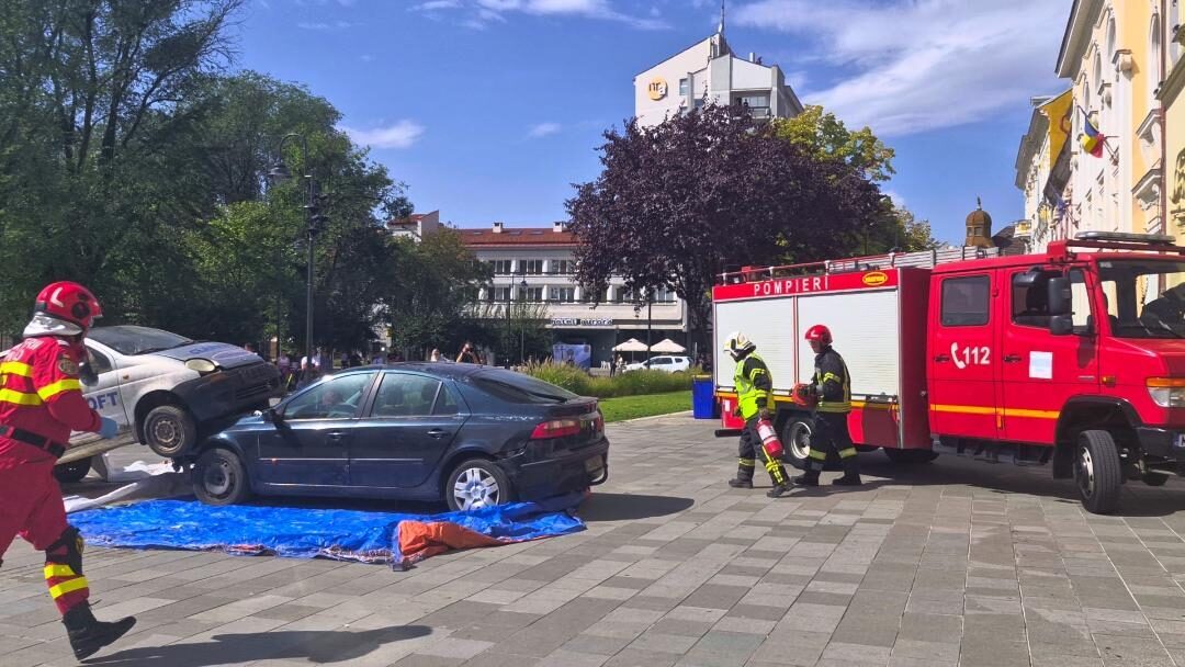 DEMONSTRAȚIE. Exercițiu spectaculos la Satu Mare: pompierii și cadrele medicale s-au antrenat ca într-o tragedie reală