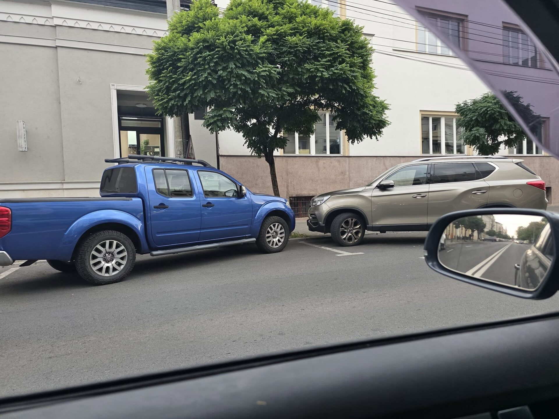 Parcare de campion: peste linia dublă continuă, direct pe contrasens!
