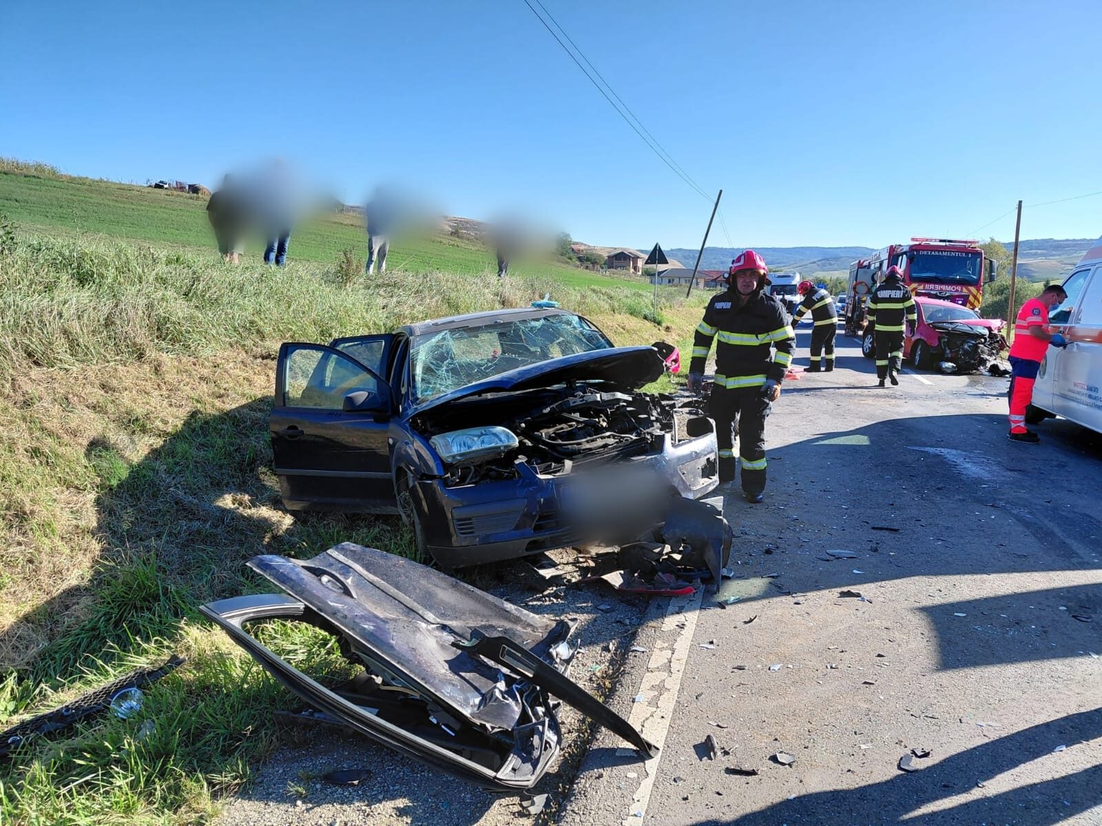 ACCIDENT. A pierdut controlul într-o curbă și a ajuns cu mașina în șanț. Tânăr de 21 de ani, rănit