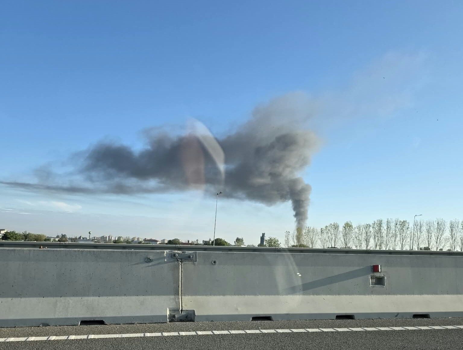 FOC. Incendiu de proporții la un magazin din Satu Mare! Fumul gros se vede de la zeci de kilometri