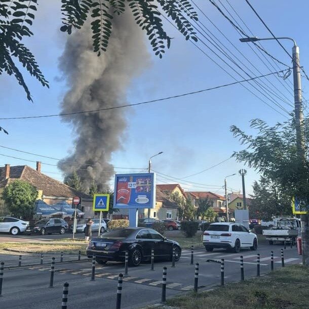 FOC. Incendiu de proporții la un magazin din Satu Mare! Fumul gros se vede de la zeci de kilometri
