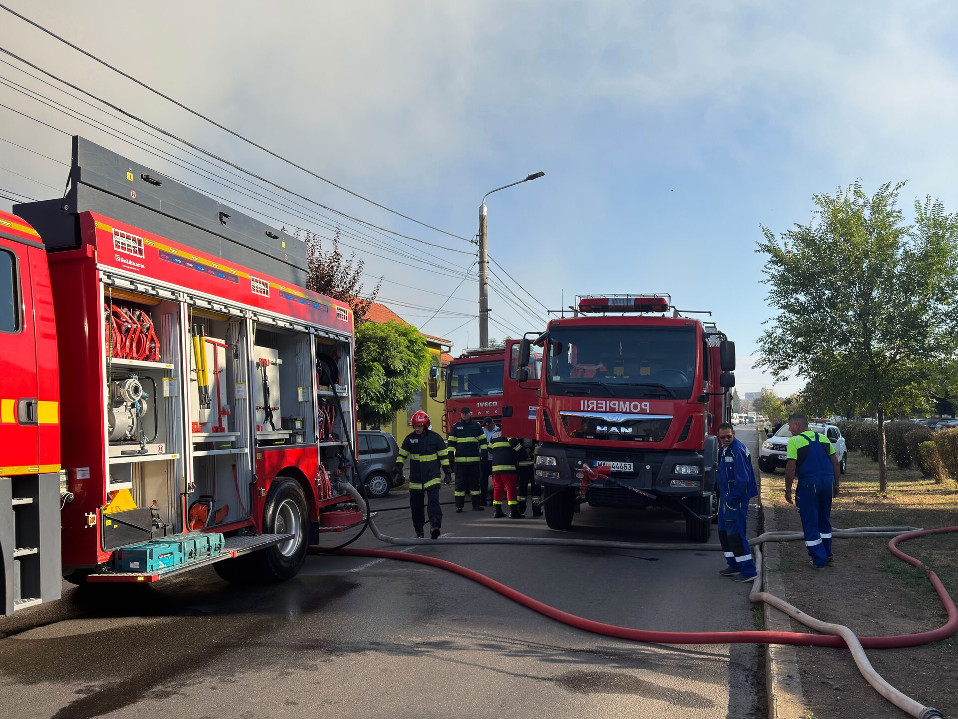 FOTOGALERIE. FLĂCĂRI. Incendiu violent la o hală din Satu Mare! Focul a pus în pericol mai multe clădiri, o persoană a fost rănită