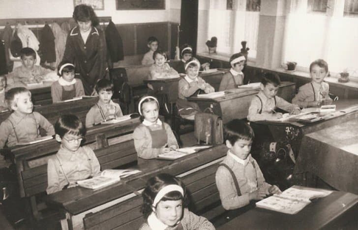 15 septembrie, între catalog și lanul de porumb. Cum era școala în Satu Mare în perioada comunistă