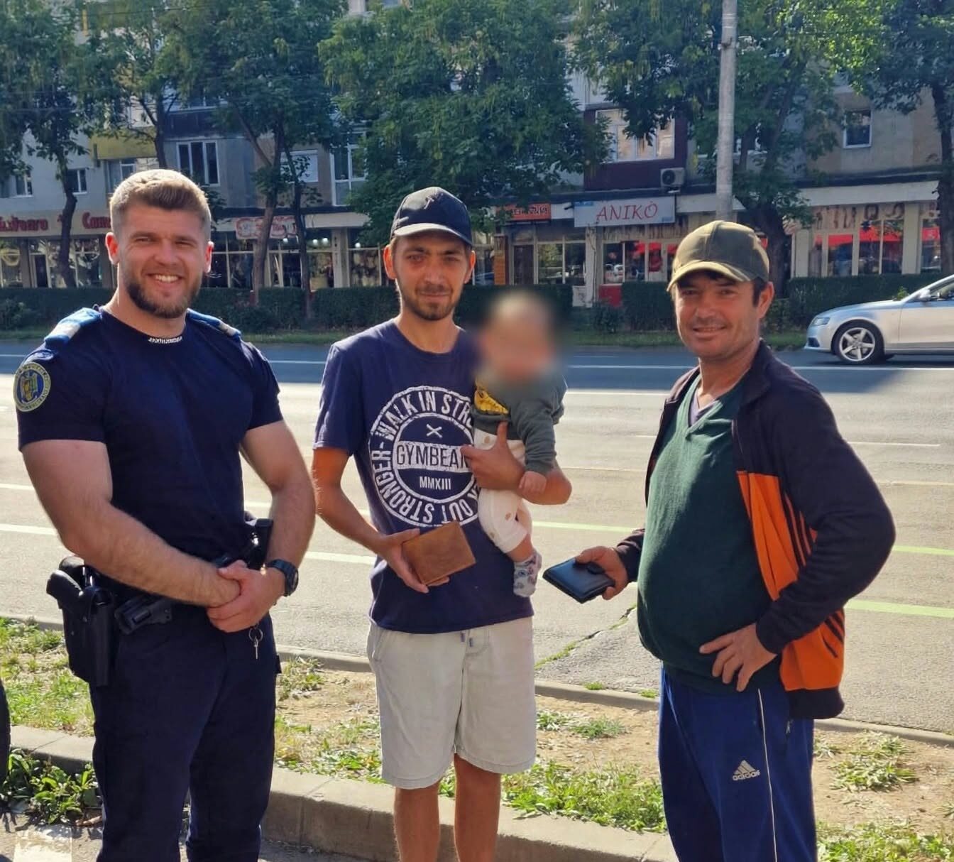CORECTITUDINE. Două portofele cu bani, acte și carduri, recuperate după ce au fost găsite de jandarmi la Satu Mare