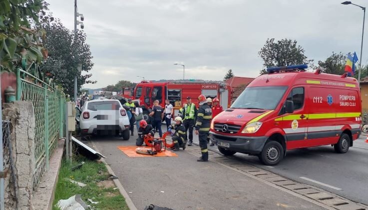 CUMPLIT.  Accident grav lângă Satu Mare: o persoană este încarcerată și inconștientă. Pompierii intervin de urgență