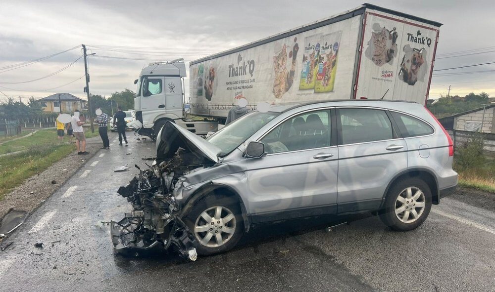 TRAFIC. Accident la Decebal! TIR și autoturism, implicate într-un impact. Cozi uriașe în trafic
