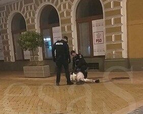 INCIDENT. Bărbat încătușat după ce ar fi încercat să vandalizeze sediul PSD Satu Mare