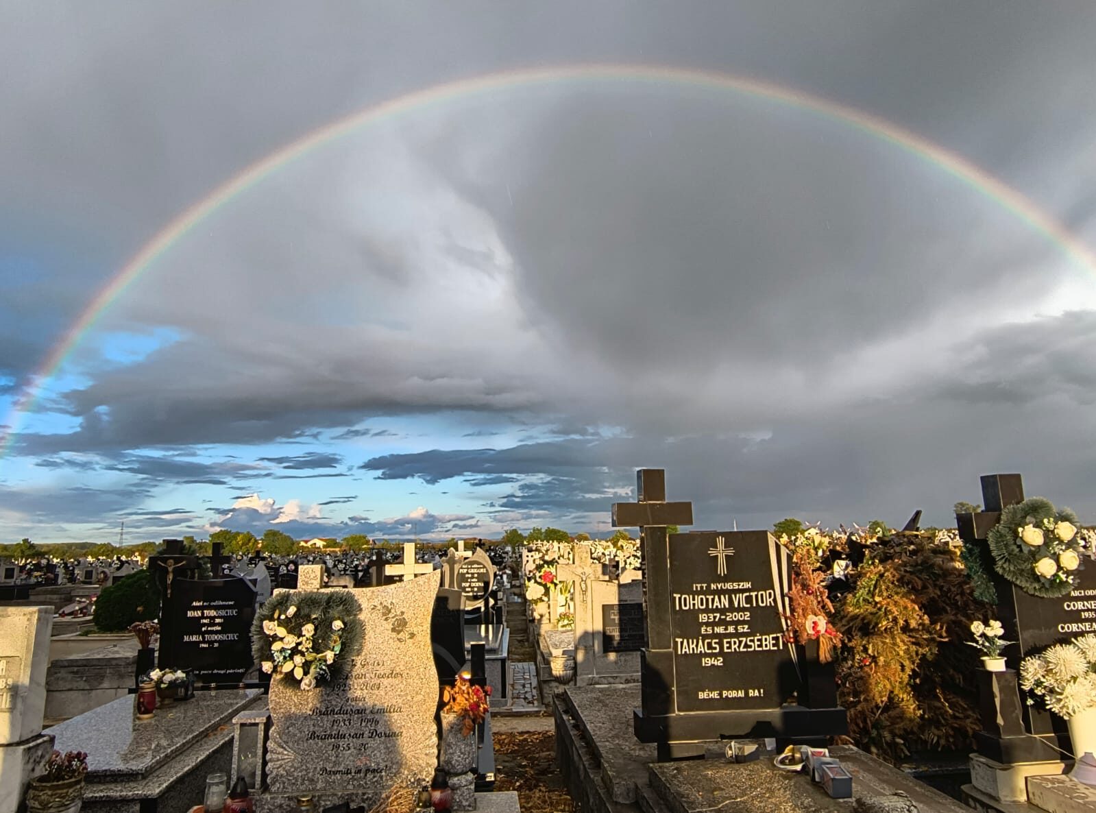 FOTOGALERIE. DIVINITATE. Curcubeul a apărut deasupra priveghiului Feliciei Govor. Sătmărenii au venit să-și ia rămas-bun