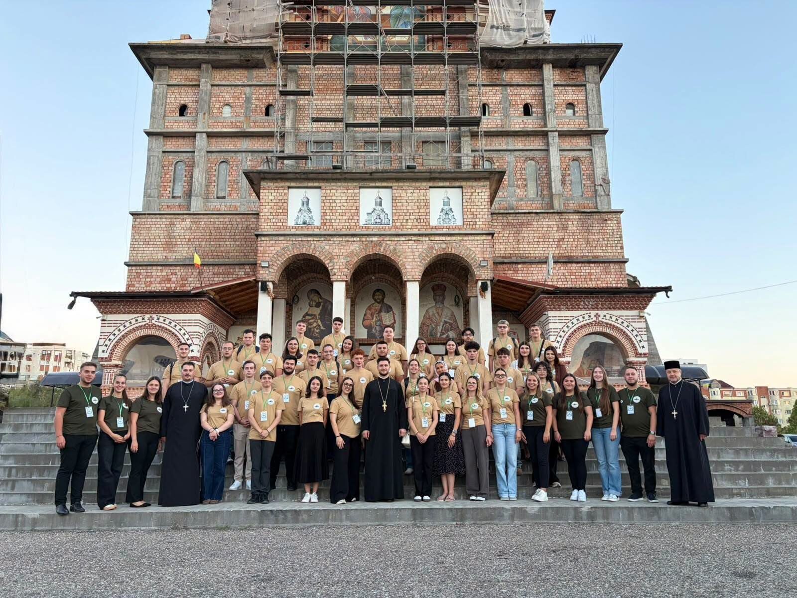 Tineri din întreaga țară, reuniți în Maramureș la Tabăra Națională „Tradiție și Noutate”. Șase zile de spiritualitate, educație și activități în natură