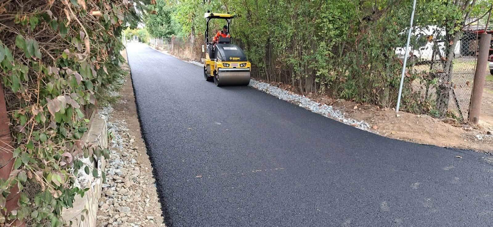 ASFALT. Străzile Luncii și Petalelor din Satu Mare prind contur! A fost turnat primul strat de asfalt