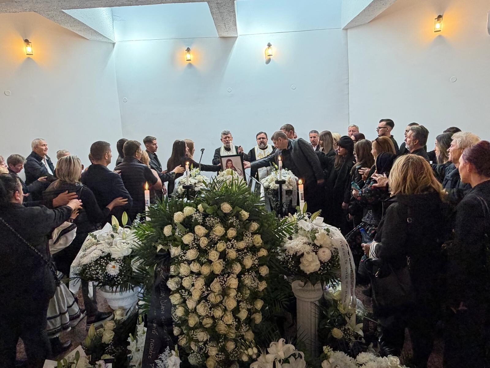 FOTO. Maria Petca Poptean, condusă pe ultimul drum. „Privighetoarea Țării Oașului”, petrecută cu cântec și oameni îmbrăcați în straie tradiționale