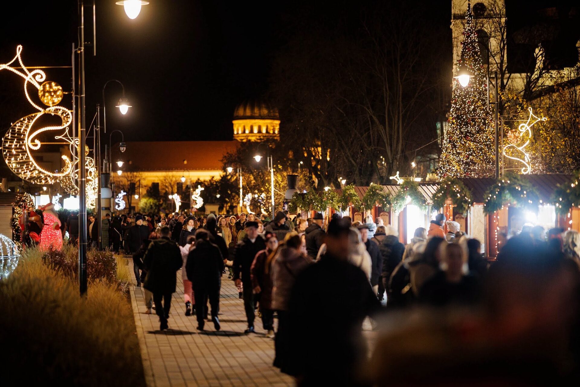 SĂRBĂTORI. Se pregătește Târgul de Crăciun din Satu Mare! 30 de căsuțe vor anima Piața Libertății