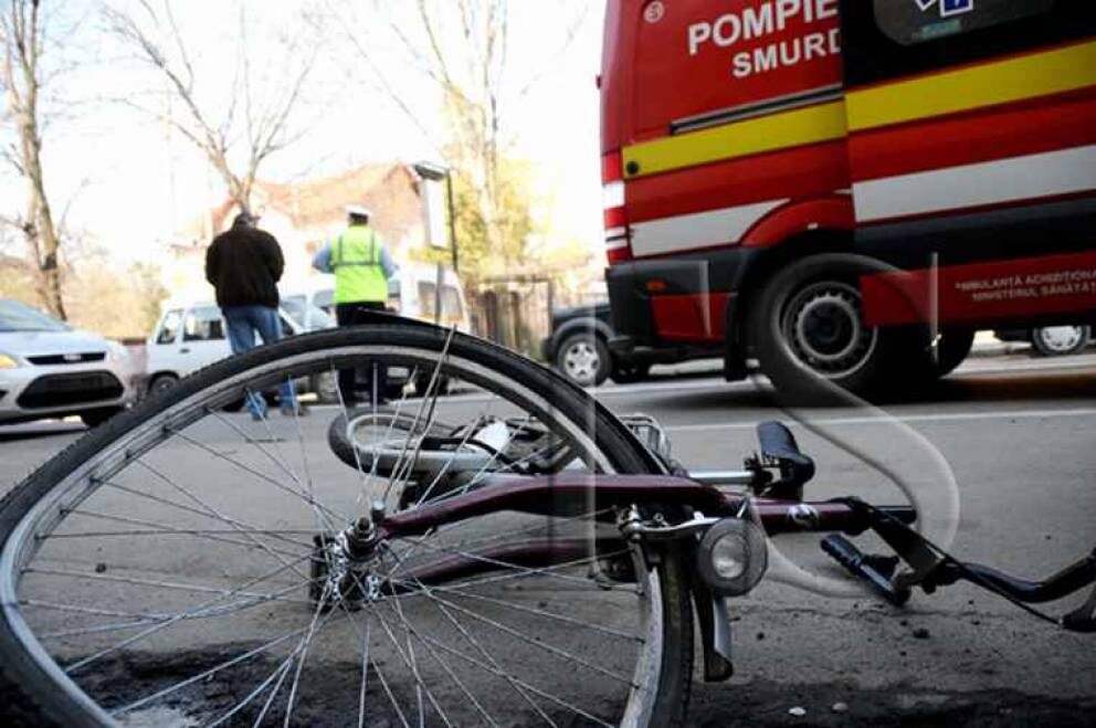 ACCIDENT. Biciclist lovit de o autoutilitară pe DN1F. Șoferul ar fi fost distras la volan