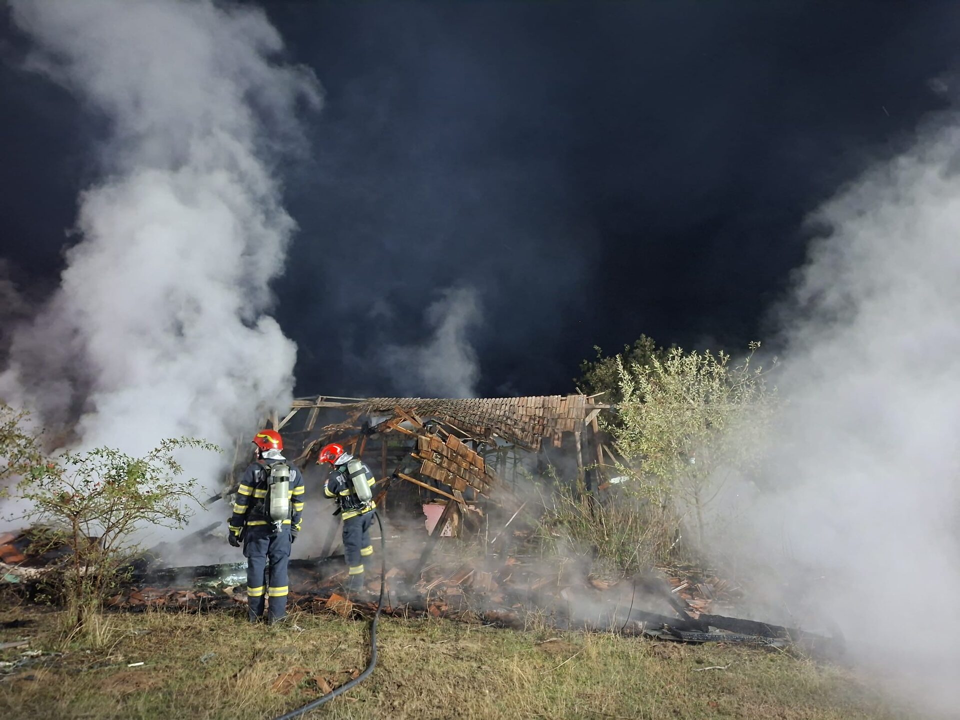 Incendiu la un adăpost de animale din Medișa: 200 de metri pătrați afectați. Fumatul, cauza probabilă