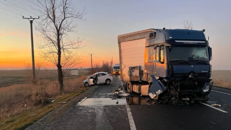 Accident între un autoturism și un TIR în Satu Mare, la intersecția străzilor Careiului și Merilor. Șase persoane, evaluate medical