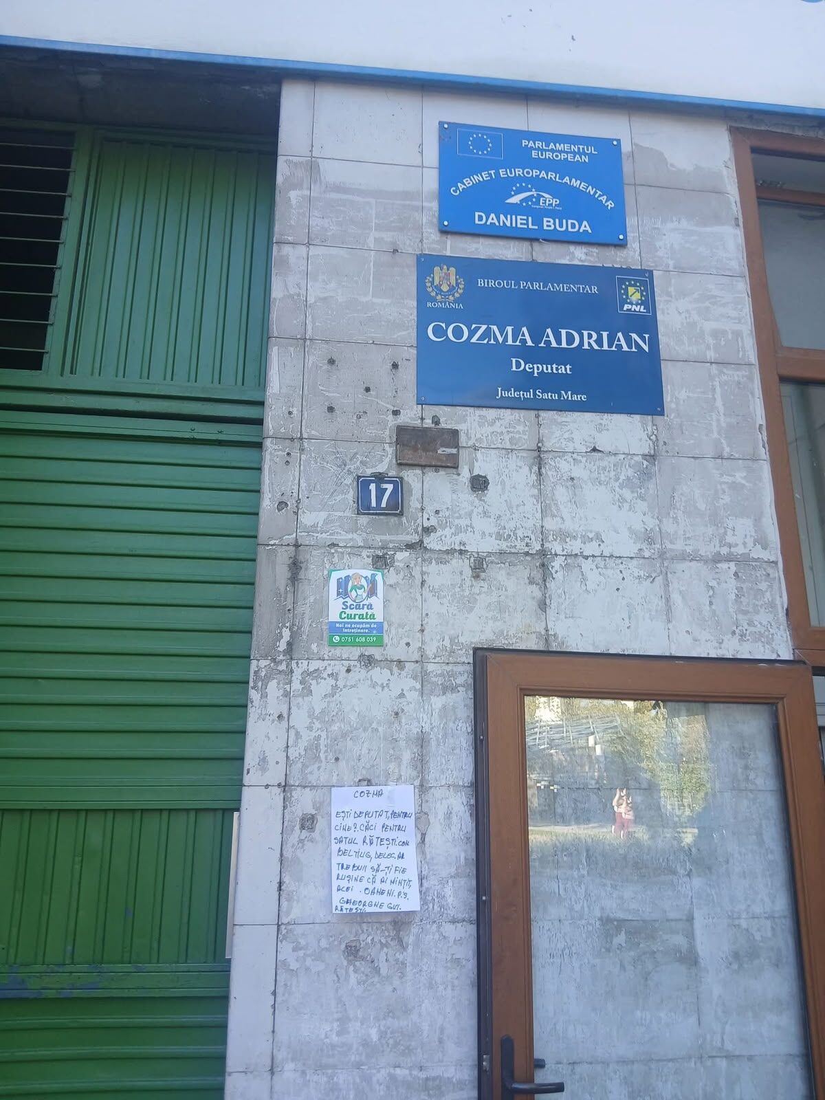 „Scrisoare publică” lipită  pe sediul PNL Satu Mare