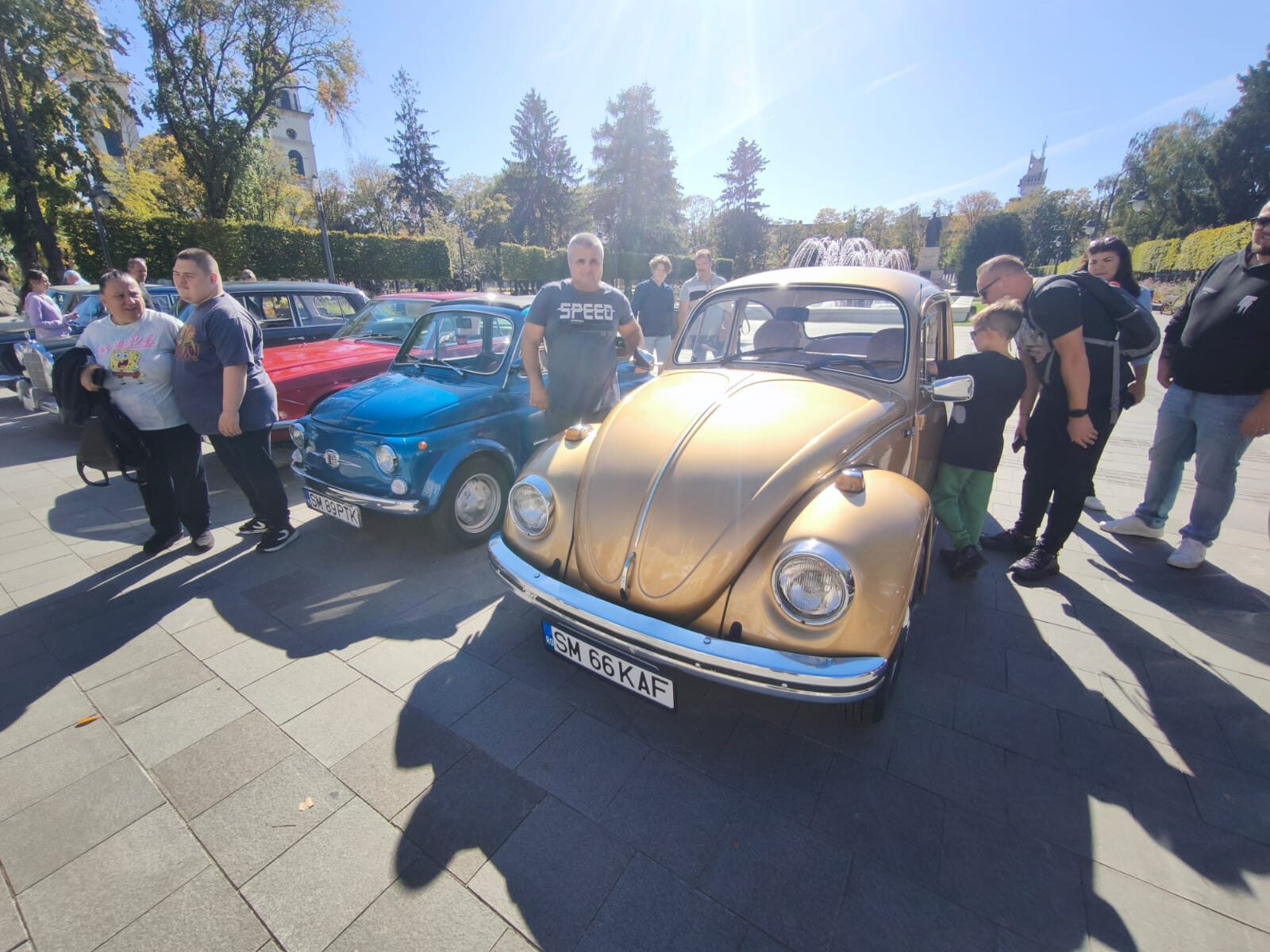 FOTOGALERIE.  RETRO. Satu Mare călătorește în timp! Mașinile de epocă transformă centrul orașului într-un muzeu pe patru roți