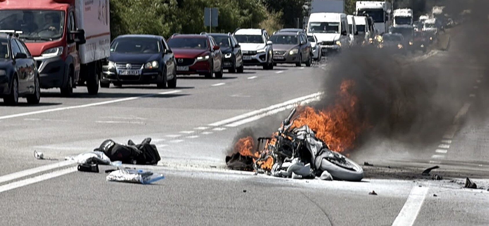CUMPLIT. Accident grav pe centura Sătmarului, după Mădăras: motocicleta a luat foc, o persoană ar putea fi încarcerată