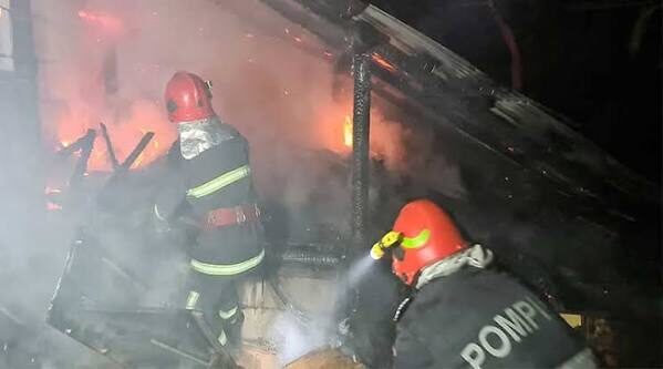 FLĂCĂRI. Incendiu la o anexă gospodărească în localitatea Ciuperceni
