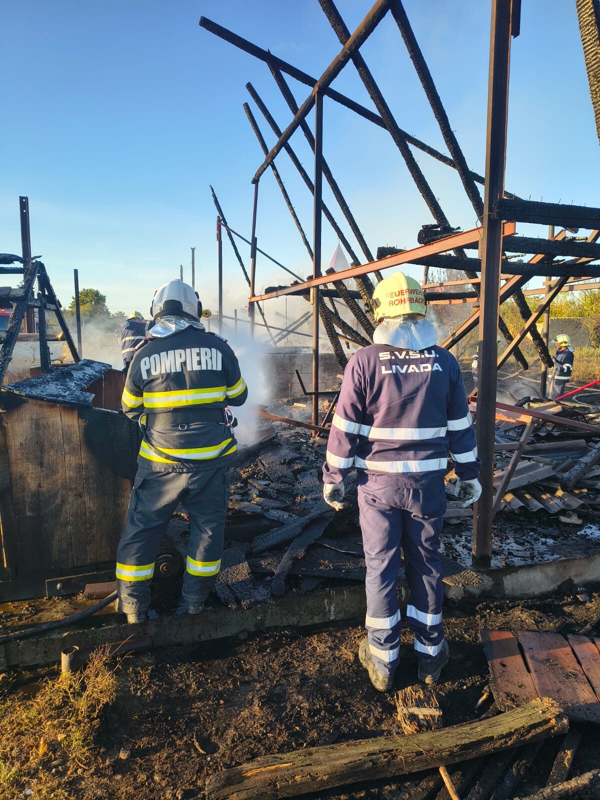 FOTO. Două incendii izbucnite aproape simultan, în localitățile Ciuperceni și Viile Satu Mare, au fost lichidate de pompieri