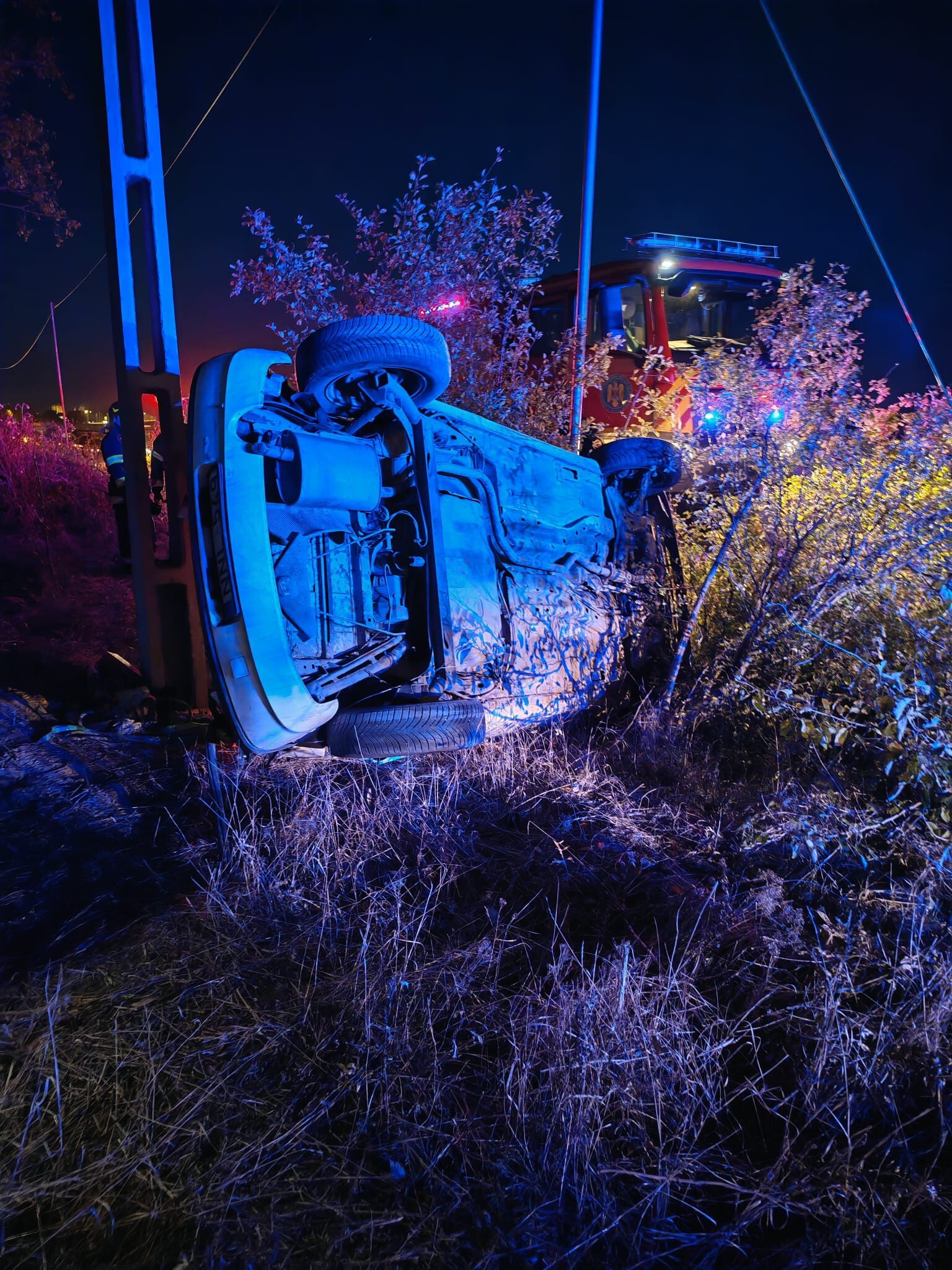Accident la Carei: o mașină s-a răsturnat în șanț, o persoană a rămas încarcerată, iar doi tineri au ajuns la spital