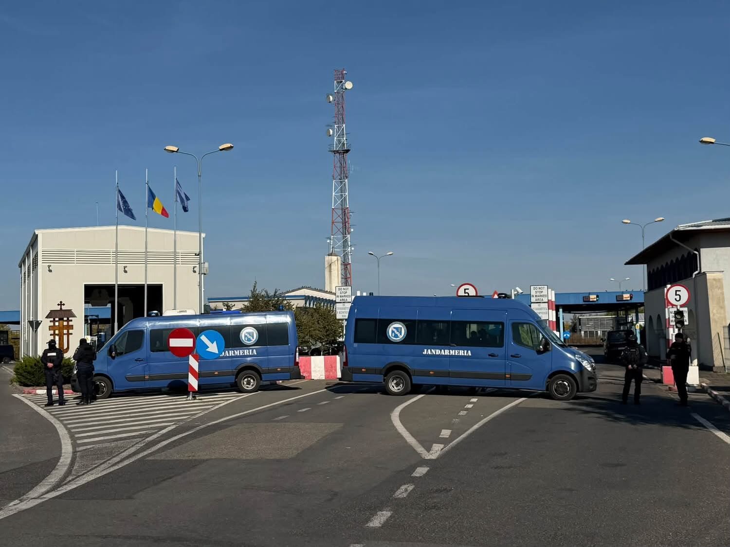 Șeful Vămii Halmeu, Mihai Chiș, respectiv șeful Poliției de Frontieră Halmeu, Adiel Babici au fost reținuți de DNA