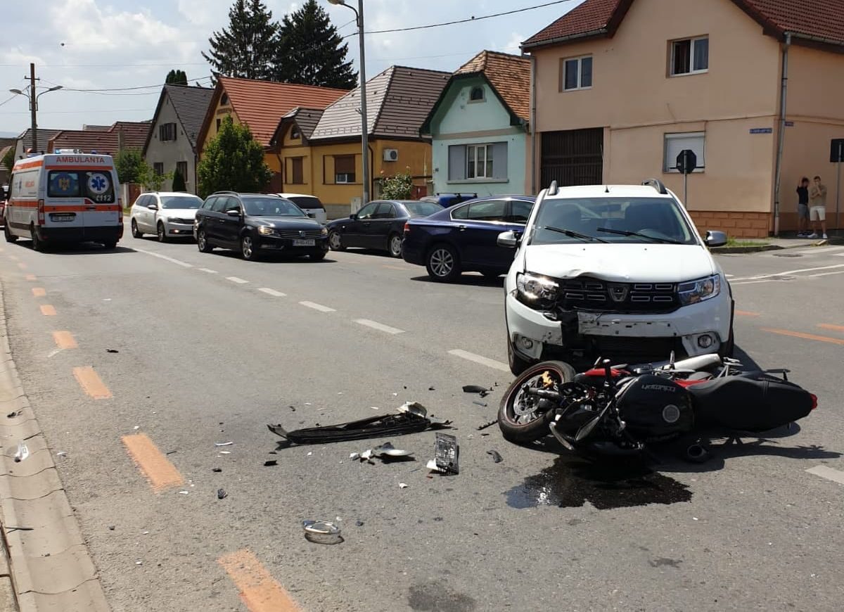 CUMPLIT. Accident grav în Carei! Motociclist găsit inconștient după impactul cu un autoturism