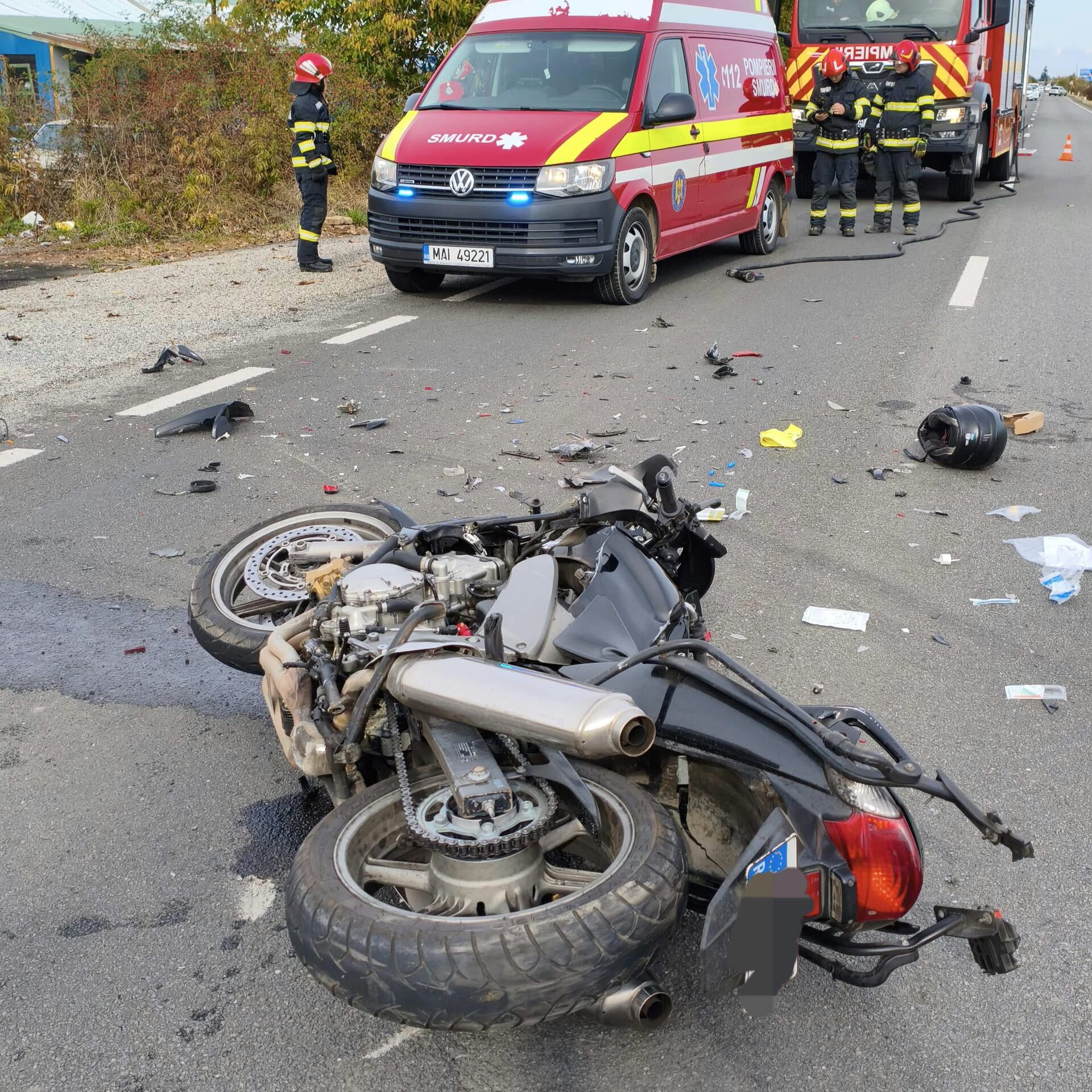 FOTO. ACCIDENT GRAV. IMPACT VIOLENT PE DN 19! Motociclist de 59 de ani, inconștient după ce s-a izbit de o mașină