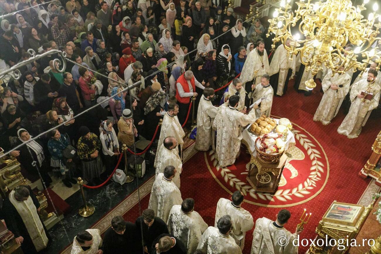 Mii de pelerini la Iași, de Sfânta Parascheva. 28 de ierarhi oficiază Sfânta Liturghie