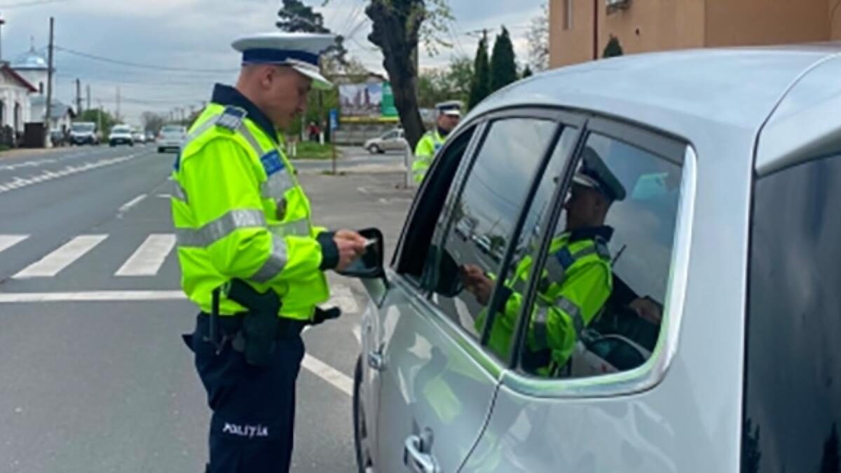 Prins la volan fără permis, cu o mașină radiată și numere false, pe un drum din județul Satu Mare