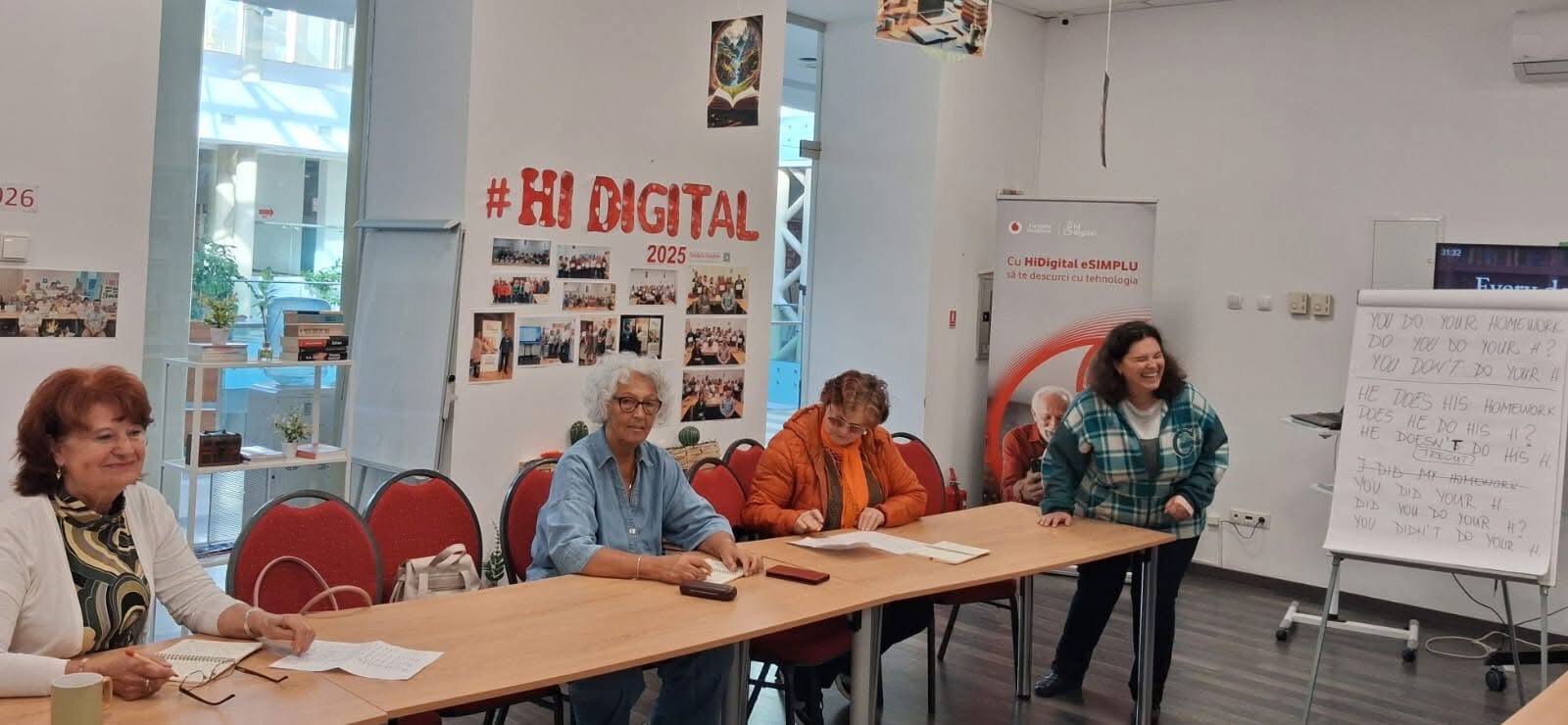 Seniorii din Satu Mare continuă să învețe: după cursurile de competențe digitale, studiază limba engleză la Biblioteca Județeană