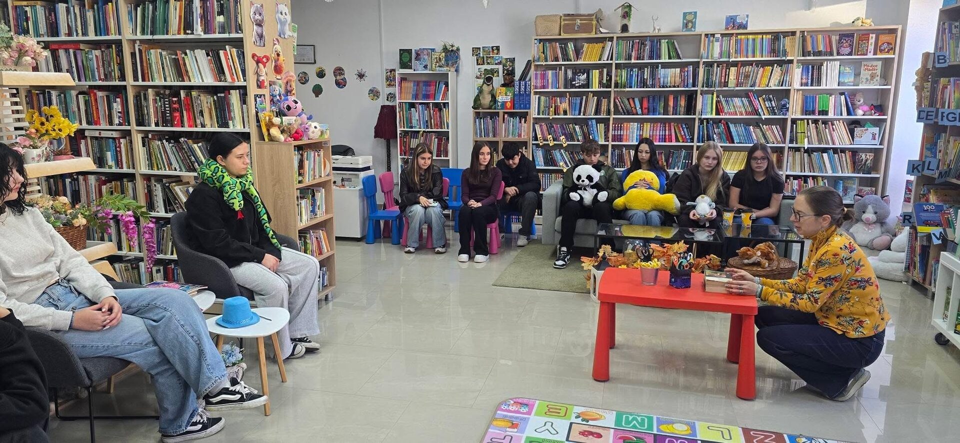 O mie de cocori din hârtie, o dorință comună: elevii Colegiului „Kölcsey Ferenc” au participat la un atelier de origami la Biblioteca Județeană Satu Mare
