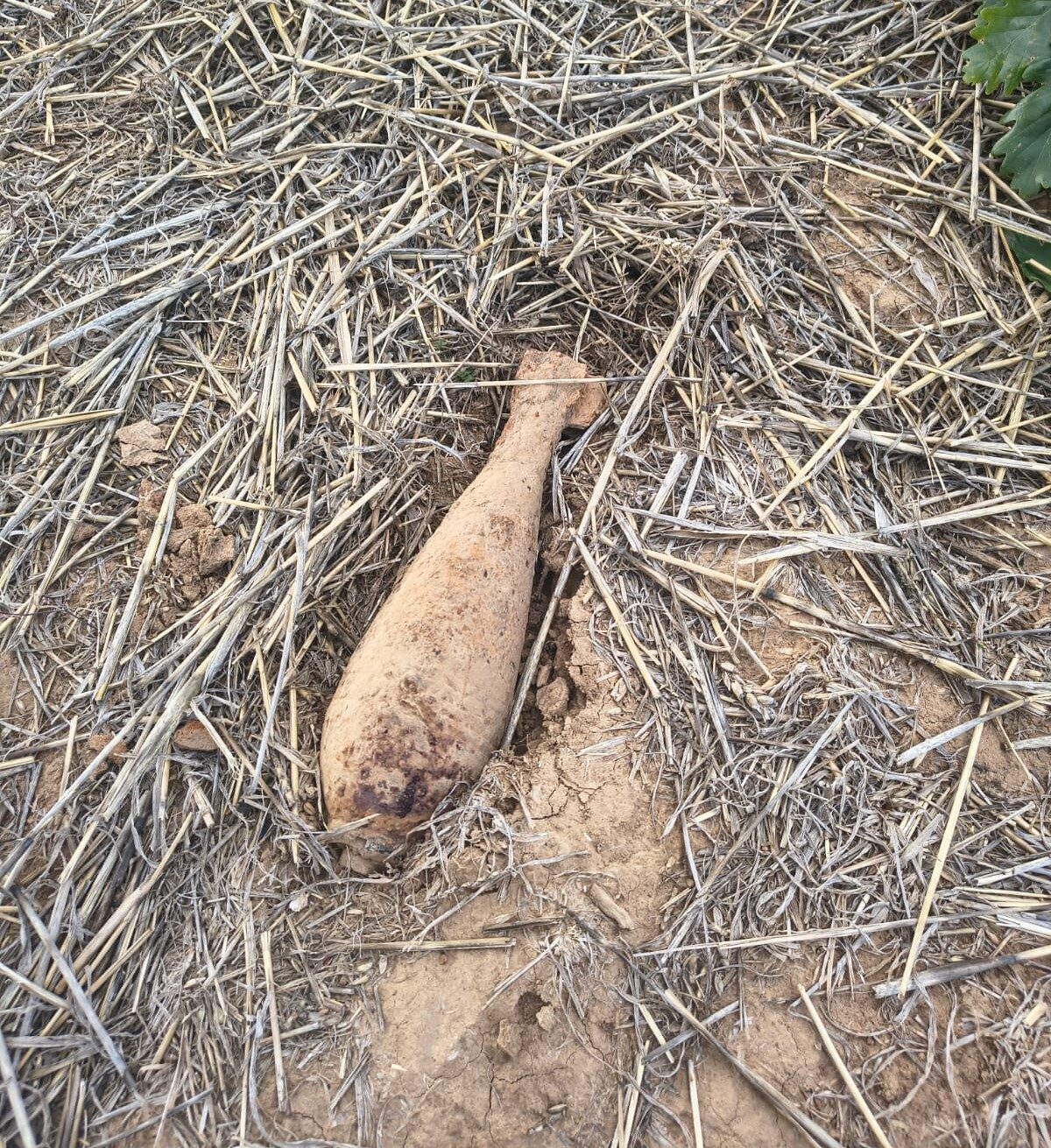 ALERTĂ. Bombă de aruncător de 82 mm, descoperită pe o pășune din Becheni! Pirotehniștii au intervenit de urgență