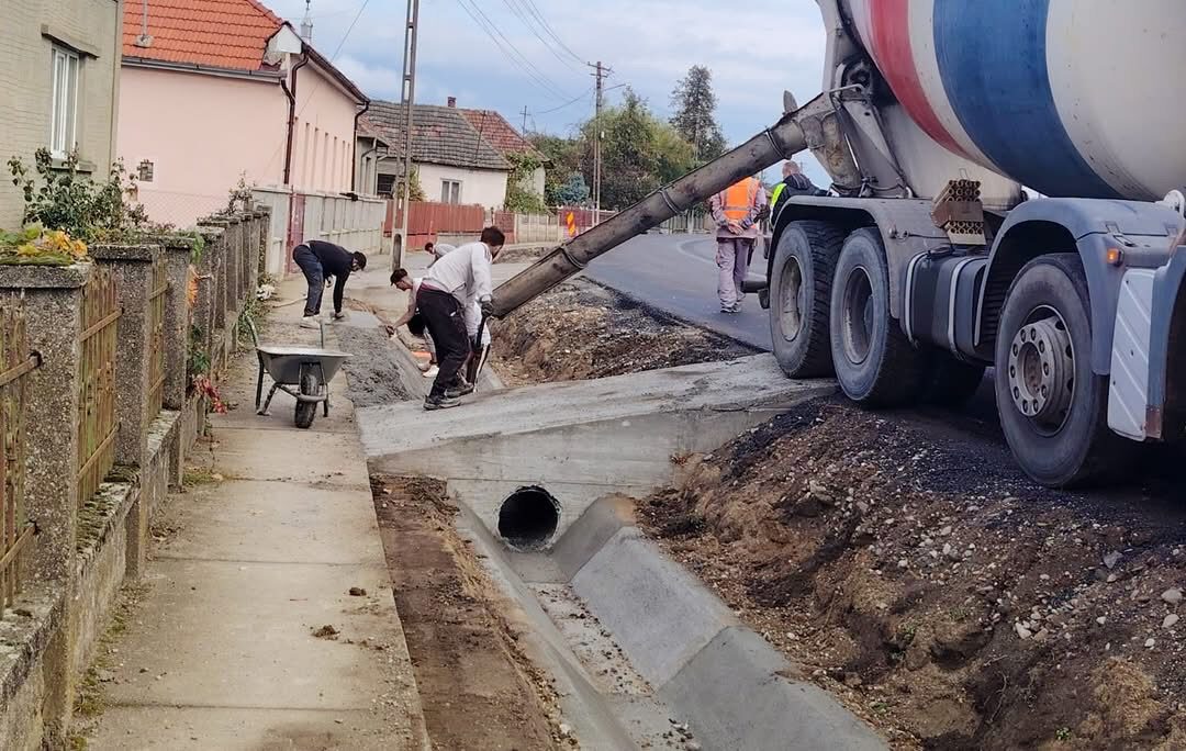 Lucrările pe DJ 193 avansează: se asfaltează drumul și se amenajează accesele la proprietăți