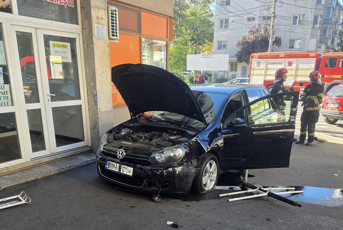 Șofer reținut după ce a lovit un indicator rutier și un stâlp, în Satu Mare. Etilotestul a indicat 1,43 mg/l