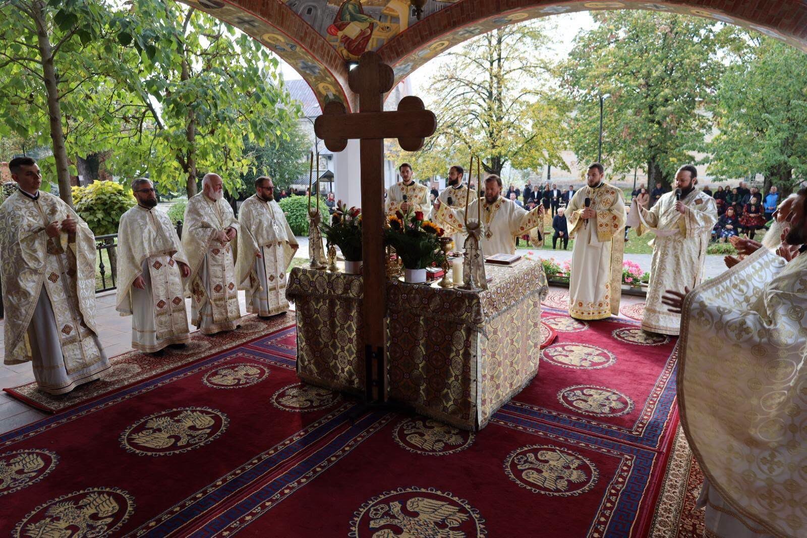 Duminică de rugăciune la Mănăstirea Bixad. Preasfințitul Părinte Timotei Sătmăreanul a săvârșit Sfânta Liturghie