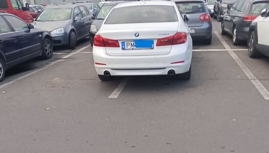 Nu numai șoferii români parchează cu nesimțire la Satu Mare