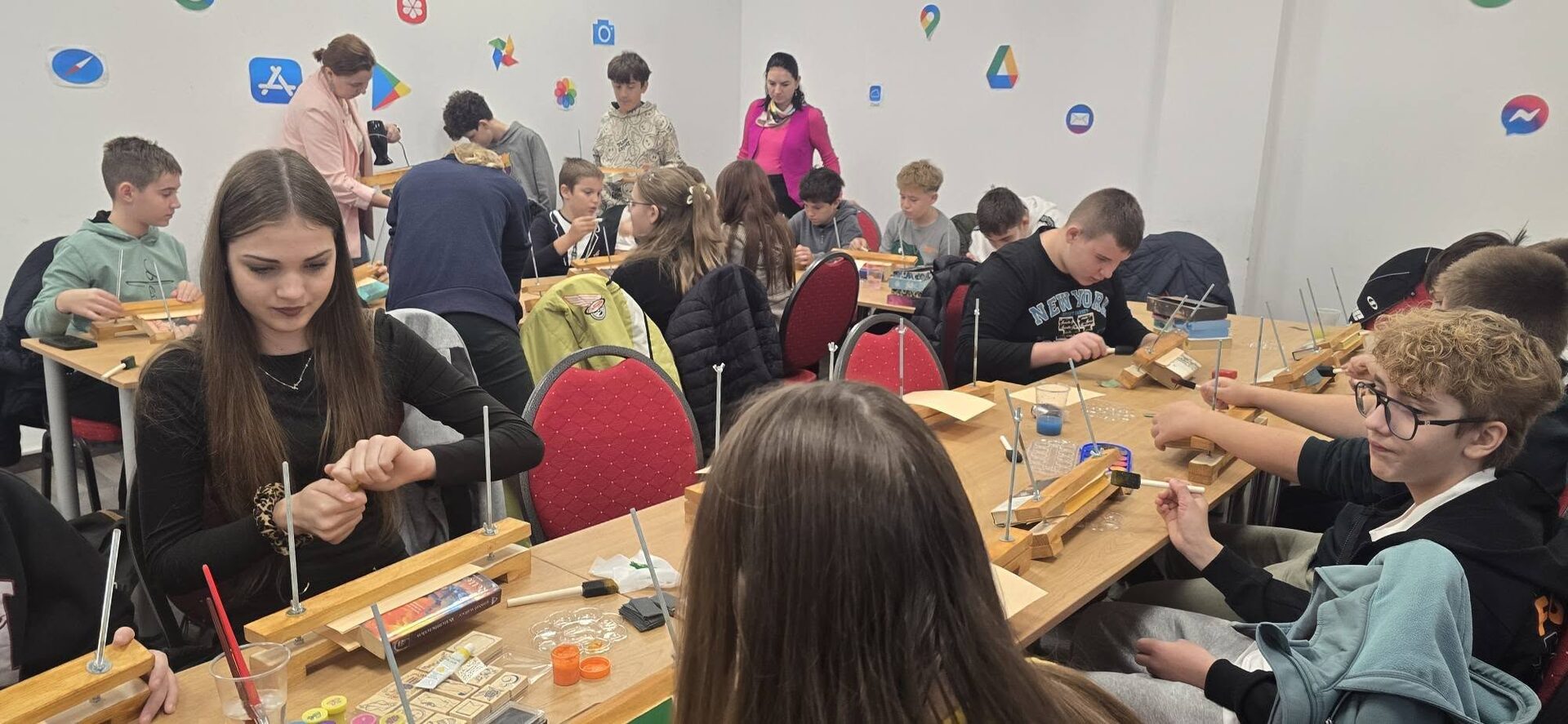 Când și marginile cărților spun povești. Atelier de pictură pentru elevi, la bibliotecă