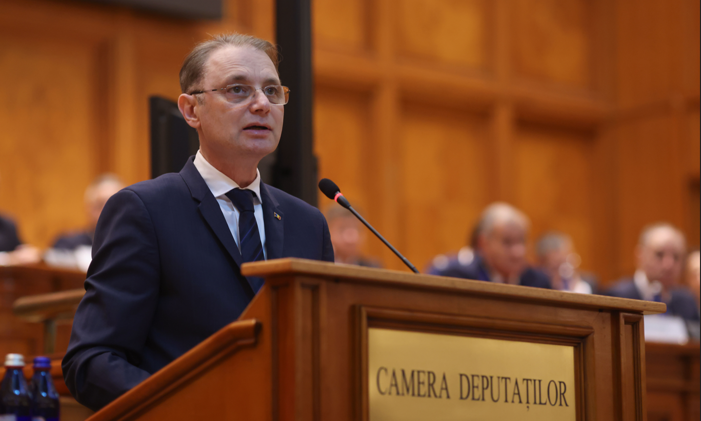 Guvernul Niculescu a primit votul de încredere al parlamentului, cu o largă majoritate. Membrii noului executiv, format din 12 miniștri PSD și cinci independenți, urmează să depună jurământul, la Palatul Cotroceni.