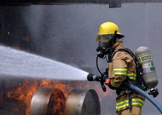 Incendiu la o casă de pe strada Afinelor din Satu Mare. Pompierii intervin cu trei autospeciale