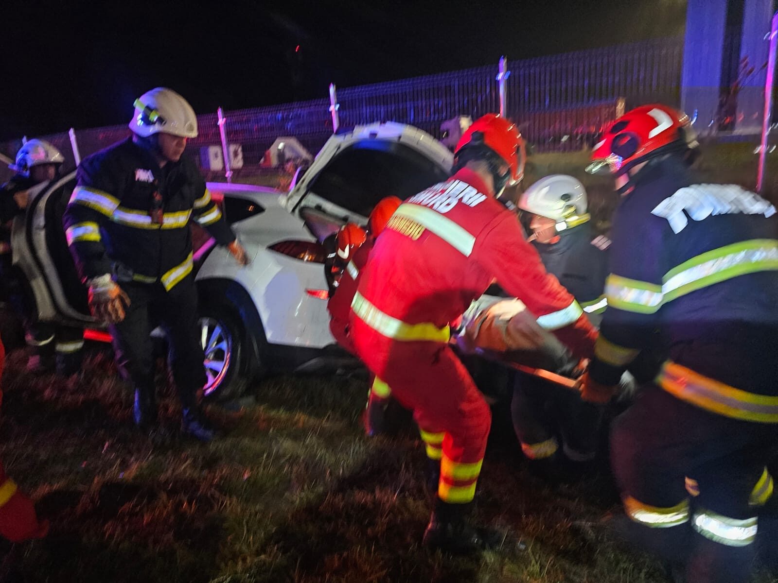 O tânără de aproximativ 20 de ani, descarcerată după un accident între Medieș și Băbășești