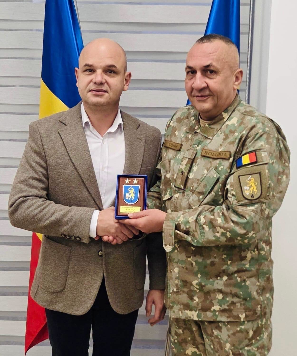 Prefectul Altfatter Tamás a primit o plachetă aniversară din partea Diviziei 4 Infanterie „Gemina”