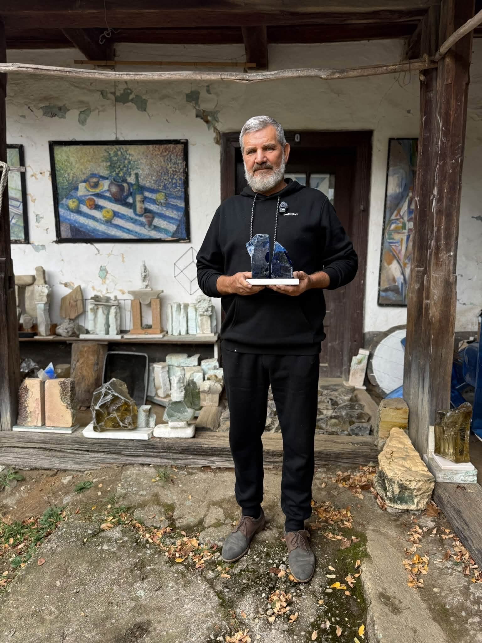 „Cu Iosif pe coclauri”, în județul Satu Mare. Vizită în atelierul în care cioburile se transformă în artă