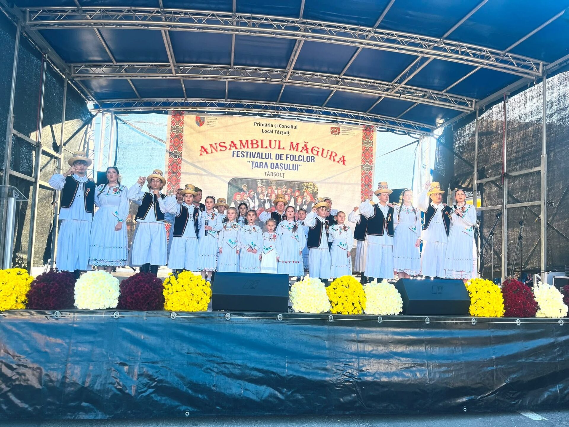 Tradiții oșenești și familii sărbătorite pentru 50 de ani de căsătorie, la Festivalul „Țara Oașului” din Târșolț