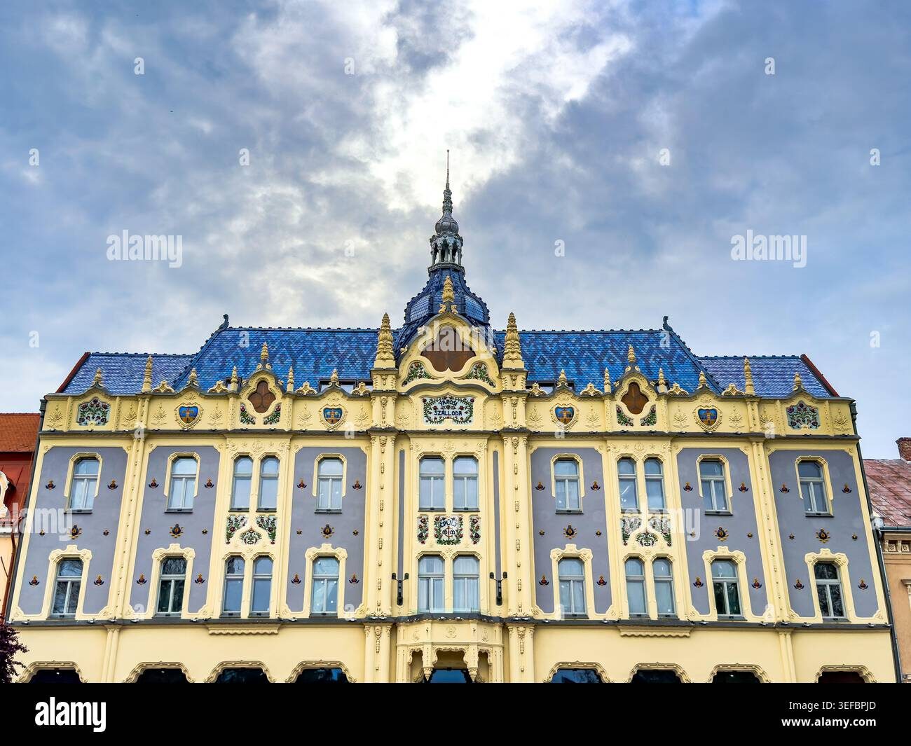 Hotelul Dacia din Satu Mare și-a recăpătat frumusețea exterioară. Primarul cere finalizarea investiției