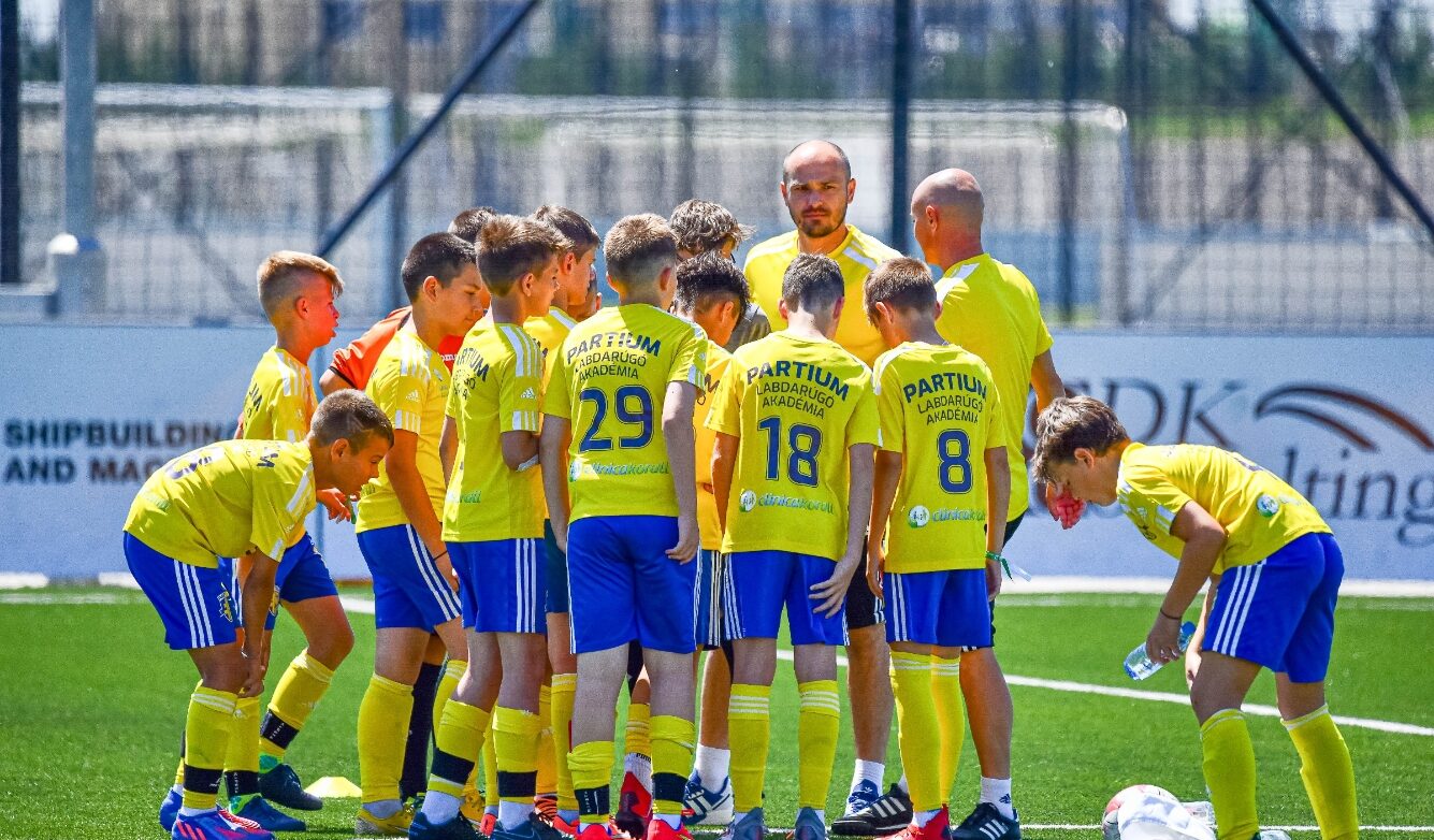 Peste 1.800 de copii fac sport în programele de fotbal din zona Satu Mare. Kereskényi speră că finanțarea va continua