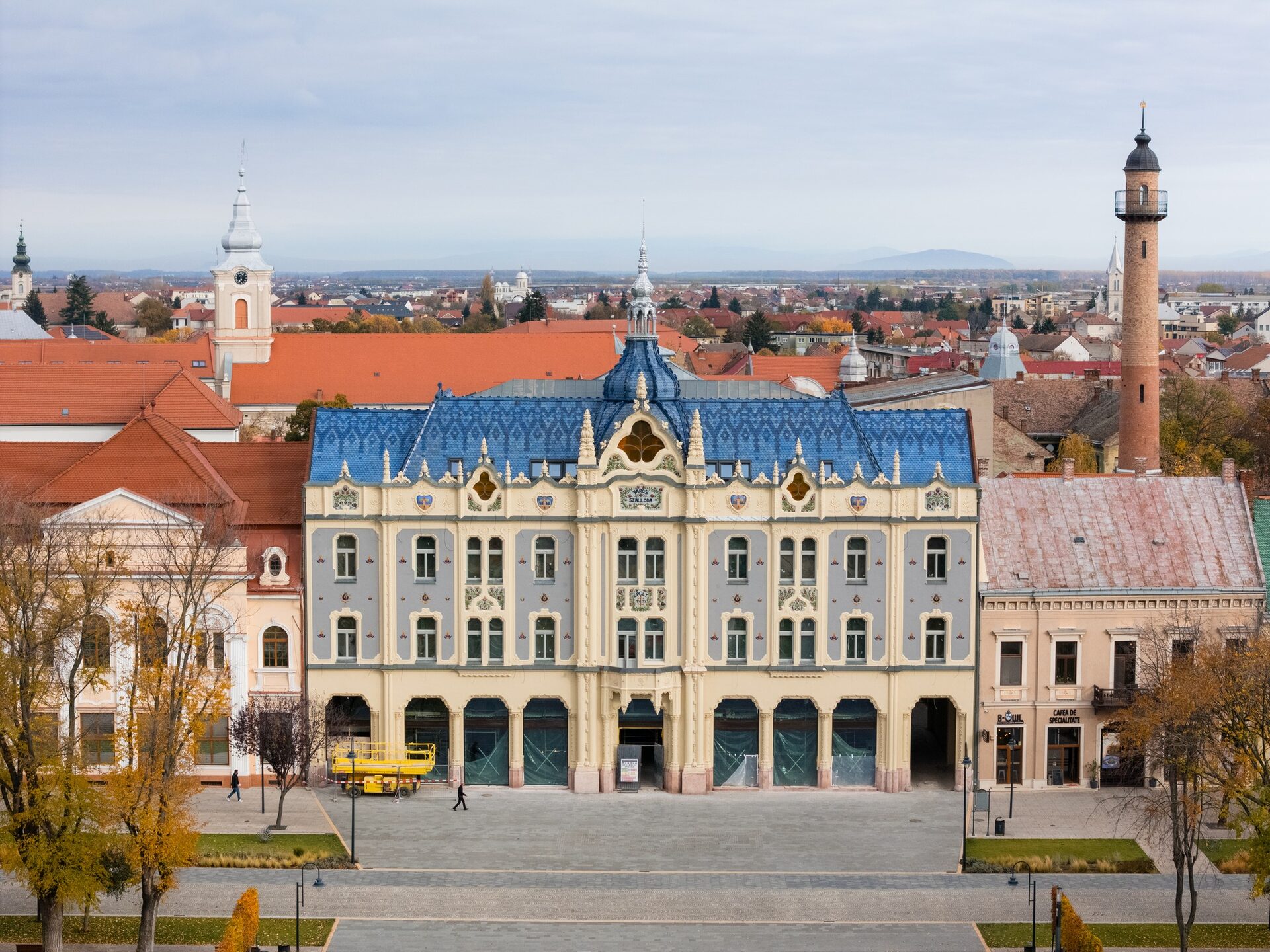Hotelul Dacia din Satu Mare și-a recăpătat frumusețea exterioară. Primarul cere finalizarea investiției
