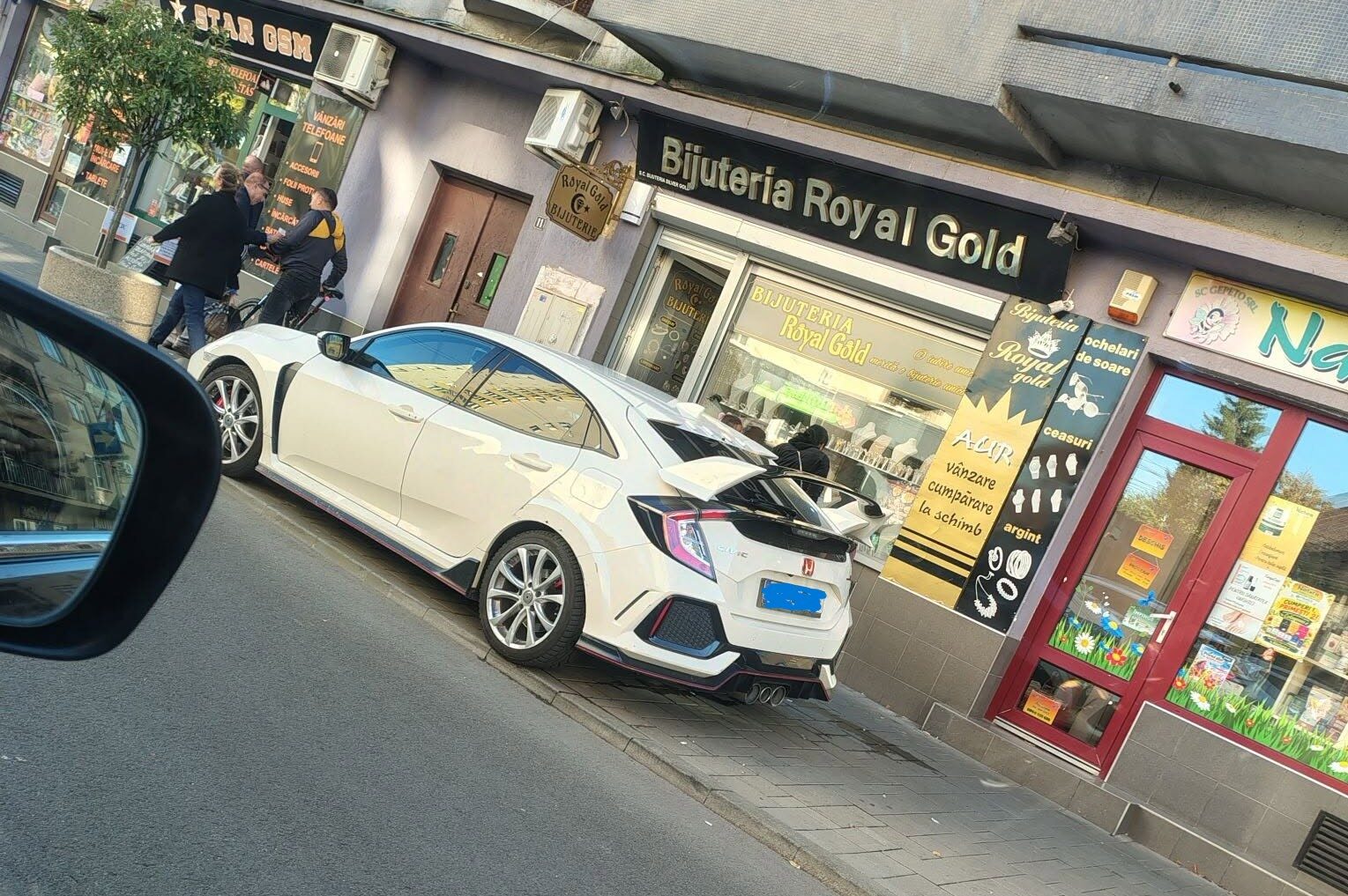 BIJUTERIE CU PARCARE INCLUSĂ! Un sătmărean cu Honda albă a confundat trotuarul cu showroom-ul personal