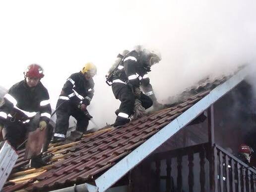 Incendiu la o locuință de pe strada Rodnei din Satu Mare. Au intervenit 17 pompieri