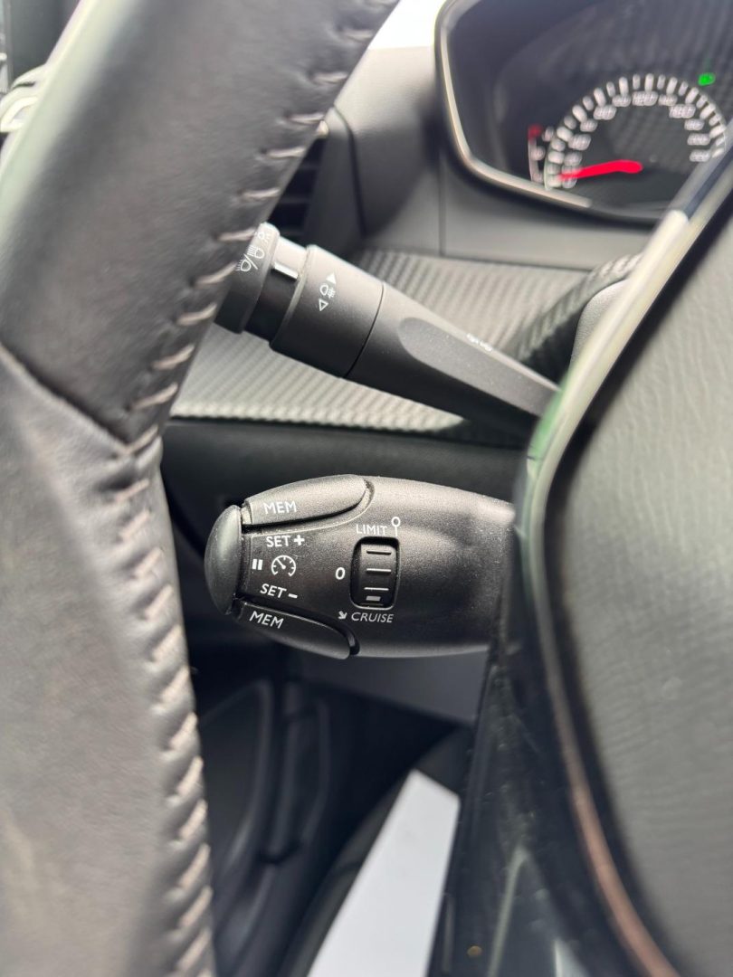 Peugeot 2008 Active Pack 1.2 benzină 100 CP